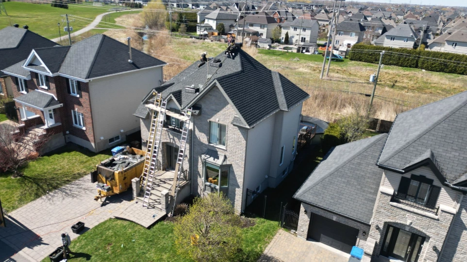 Vue d'ensemble d'une toiture grise après une réfection complète.