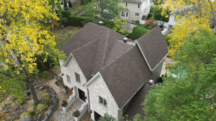 Vue aérienne d'une toiture en pente parfaitement installée.