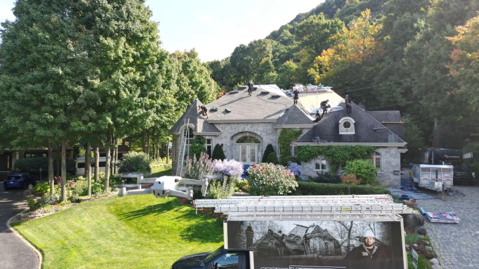 Maison moderne avec un toit en bardeaux gris anthracite.